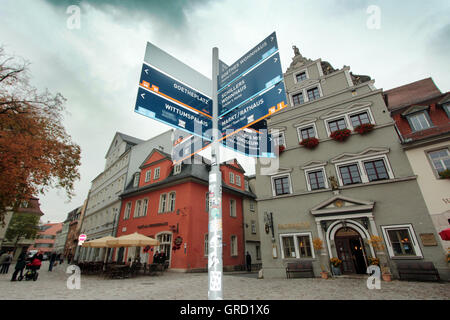 Multidirektionale Ortstafeln mit Sehenswürdigkeiten In Th Altstadt von Weimarr Stockfoto