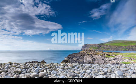 Felsiger Strand von der Isle Of Skye in Schottland Stockfoto
