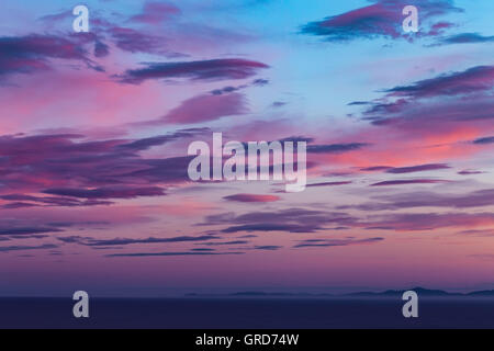 Violett und lila Twilight Wolken über Atlantik Stockfoto