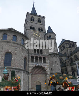 Trier-Kathedrale des Heiligen Petrus mit Weihnachten Markt, Trier, Rheinland-Pfalz, Deutschland Stockfoto