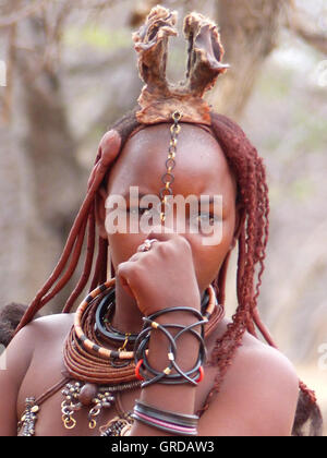 Himba-Mädchen mit Kopfschmuck Stockfoto