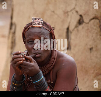 Pfeife rauchen Himba Frau Stockfoto