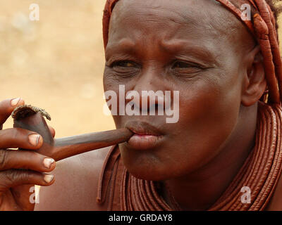 Pfeife rauchen Himba Frau Stockfoto