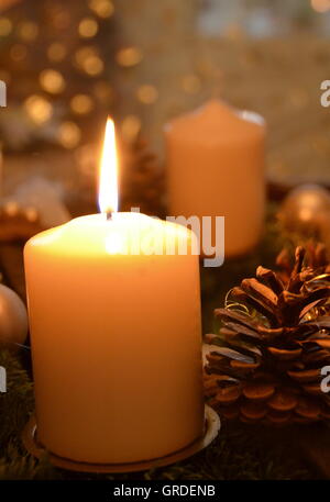 1. Advent, brennende Kerze Stockfoto