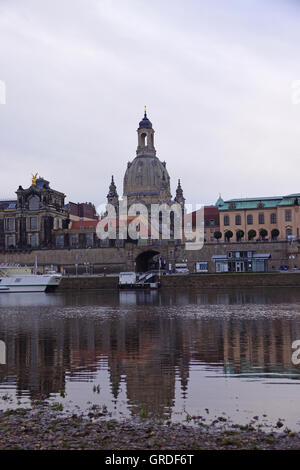 Blick vom Ufer der Elbe auf Frauenkirche und Brühlsche Terrasse S, Dresden, Sachsen, Deutschland, Europa Stockfoto