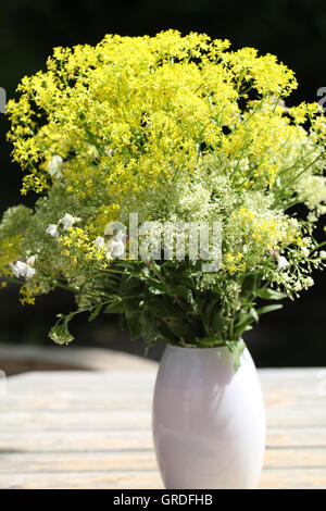 Blumenstrauß zum Muttertag S auf Holztisch vor schwarzem Hintergrund Stockfoto