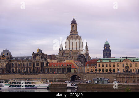 Dresden am Morgen, Blick über die Elbe, die Frauenkirche und die Bruehlsche Terrasse Capial Sachsen Stockfoto