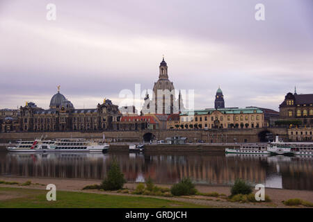 Dresden am Morgen, Blick über die Elbe, die Frauenkirche und die Bruehlsche Terrasse Capial Sachsen Stockfoto