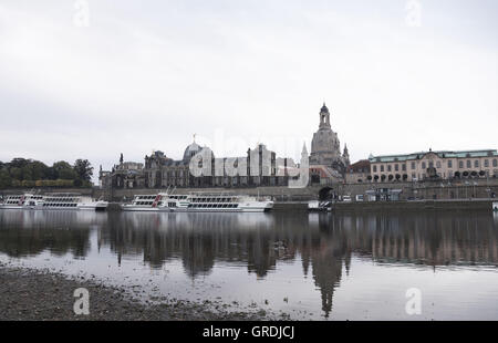 Dresden am Morgen, Blick über die Elbe, die Frauenkirche und die Bruehlsche Terrasse Capial Sachsen Stockfoto