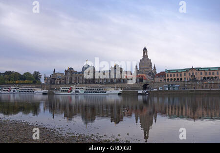 Dresden am Morgen, Blick über die Elbe, die Frauenkirche und die Bruehlsche Terrasse Capial Sachsen Stockfoto