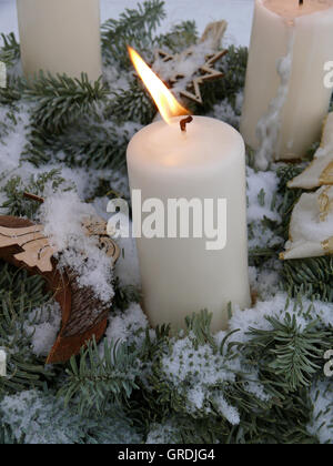 Advent Dekoration im Freien, Kranz mit brennenden Kerzen Stockfoto