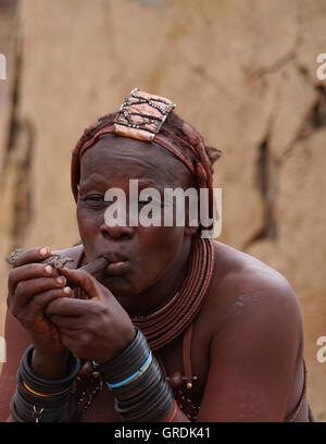 Pfeife rauchende Himba Frau Stockfoto