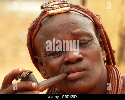 Pfeife rauchende Himba Frau Stockfoto