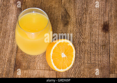 Frisch gepresster Orangensaft trinken Stockfoto