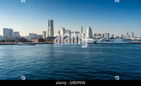 Yokohama Minato Mirai 21 Bereich in Yokohama, Kanagawa, Japan vom Osanbashi Pier angesehen. Stockfoto