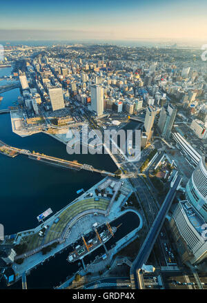 Luftaufnahme von Yokohama Stadtbild in Minato Mirai Hafenviertel. Stockfoto