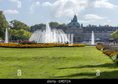 Große Wellness-Haus mit Brunnen davor In Bad Oeynhausen Stockfoto