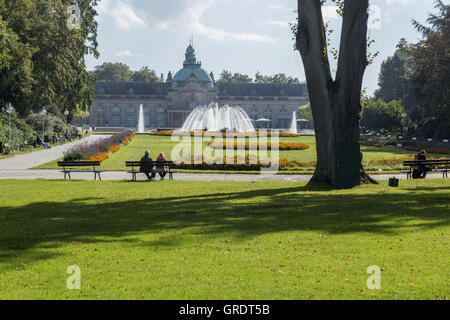 Parklandschaft des Kurparks vor großen Kurhaus In Bad Oeynhausen Stockfoto