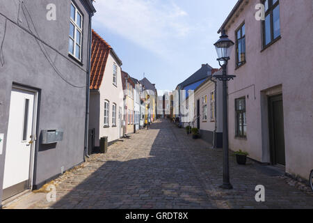 Enge Gasse mit Laterne In die Innenstadt von Nykøbing Falster Dänemark Stockfoto