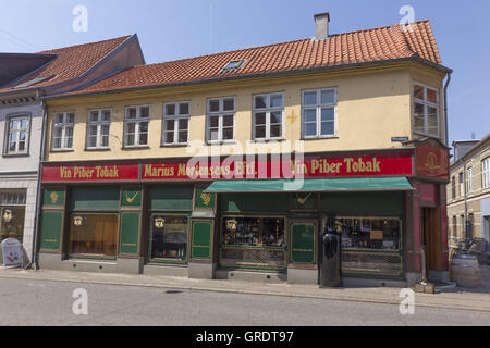 Eckladen mit einer unverwechselbaren Farbe In die Innenstadt von Nykobing Dänemark Stockfoto