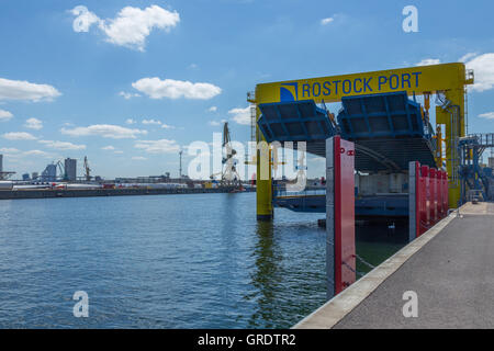 Warnemünde, Deutschland, Ferry 1. August 2015 Terminal Pier In Rostock-Warnemünde Stockfoto