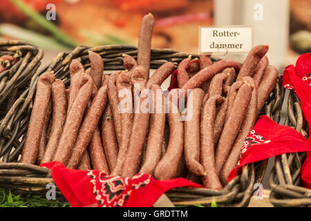 Wurst-Spezialität In einem Korb auf einem Marktstand Stockfoto