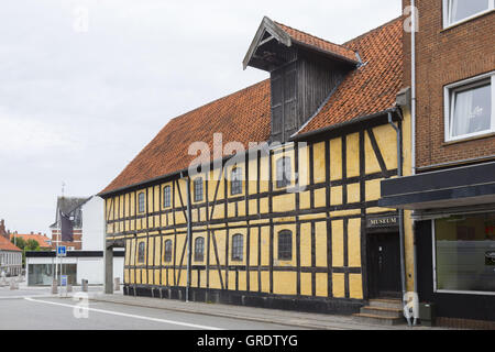 Museum In einem gelben Fachwerkhaus im Zentrum von Nykobing Dänemark Stockfoto