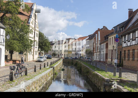 Kanal mit natürliche Stein Gehege in der Nähe von Hafen von Wismar Stockfoto