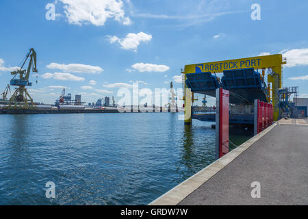 Warnemünde, Deutschland, Ferry 1. August 2015 Terminal Pier In Rostock-Warnemünde Stockfoto