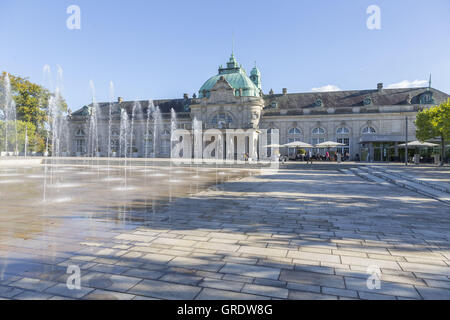 Großer Platz vor dem Kurhaus In Bad Oeynhausen Stockfoto