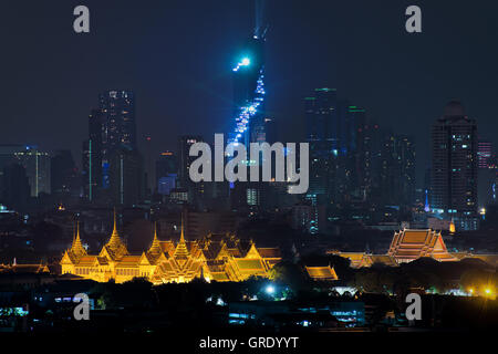 Grand Palace Bangkok Bangkok Stadt Wolkenkratzer in der Nacht in Bangkok, Thailand Stockfoto
