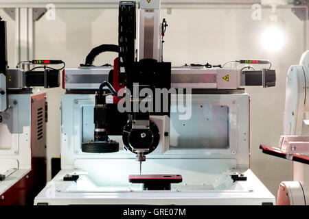 Metallbearbeitung CNC-Fräsmaschine. Technologie der modernen Metallverarbeitung schneiden Stockfoto