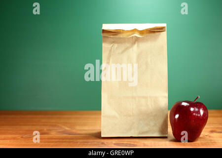 Schule-Mittagessen-Sack auf Lehrer Schreibtisch Stockfoto