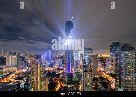 Light &amp; sound Show auf Mahanakhon Gebäude, Mahanakhon Gebäude ist das höchste Gebäude in Bangkok, Thailand. Stockfoto