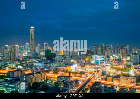 Skyline von Bangkok und Bangkok Wolkenkratzer Gebäude in der Nacht in die Stadt Bangkok, Thailand. Stockfoto