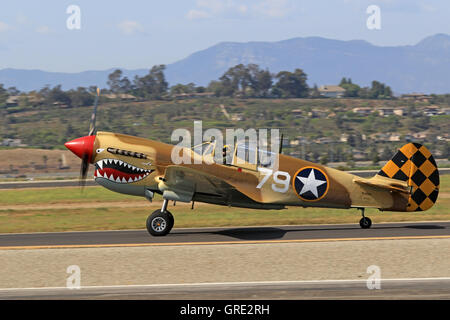 Vintage WWII P-40 Warhawk Jagdflugzeug Flugzeug auf der Landebahn auf der 2016 Camarillo Air Show außerhalb Los Angeles Stockfoto