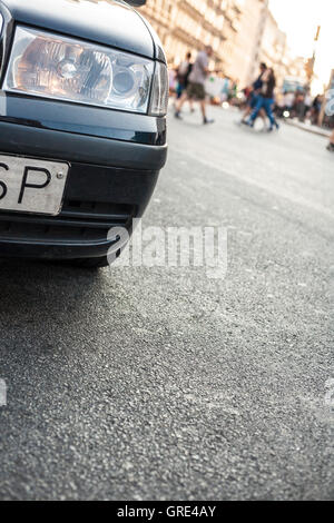 Taxi Auto fährt durch die Innenstadt von Barcelona. Scheinwerfer und Stoßstange detail Stockfoto