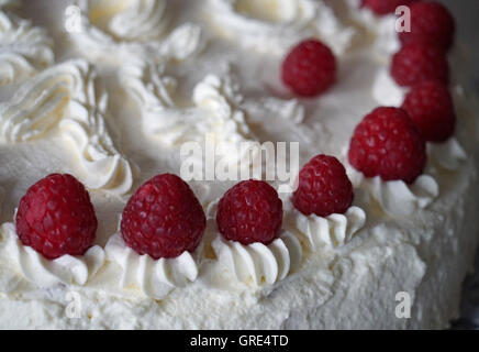 Himbeer-Sahne-Torte, Geburtstagskuchen, den vierzehnten Geburtstag Stockfoto