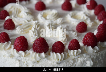 Himbeer-Sahne-Torte, Geburtstagskuchen, den vierzehnten Geburtstag Stockfoto