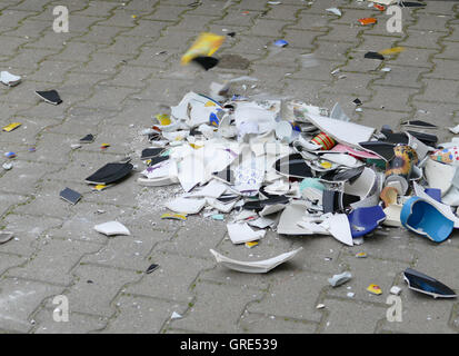 Zerbrochenes Geschirr auf Wedding-Eve Party Stockfoto