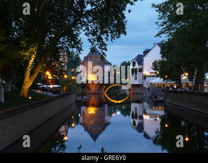 Bad Kreuznach mit der berühmten Brückenhäuser am Abend Stockfoto