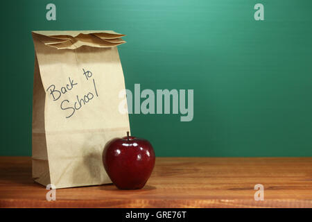 Schule-Mittagessen-Sack auf Lehrer Schreibtisch Stockfoto