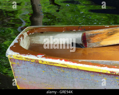 Boot In das Wasser abgestellt Stockfoto