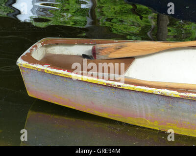 Boot In das Wasser abgestellt Stockfoto