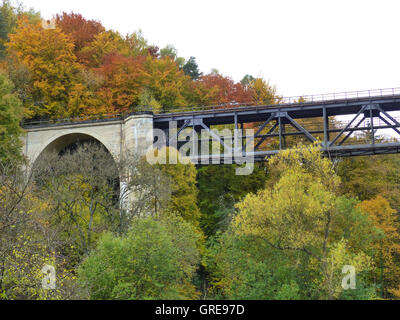 Viadukt im Herbst Wald, Pfalz Stockfoto