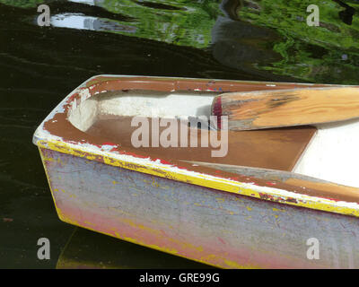 Boot In das Wasser abgestellt Stockfoto