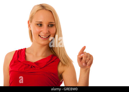 Business Frau im roten Hemd zeigend in textfreiraum isoliert auf weißem Hintergrund für kommerzielle Stockfoto