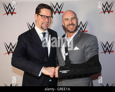 WWE General Manager Europe Stefan Kastenmüller und Wwe-Superstar Cesaro Stockfoto