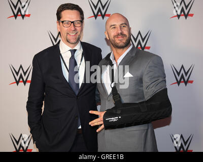 WWE General Manager Europe Stefan Kastenmüller und Wwe-Superstar Cesaro Stockfoto