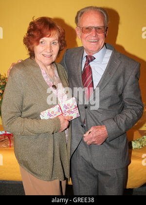 Radsport-Legende Gustav Adolf Schur Täve-mit Frau Renate bei einem Festakt zu Ehren seines 85. Geburtstages In Biederitz Stockfoto